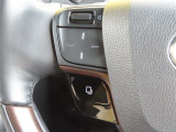 運転中、オーディオの操作をしてて、ハッとしたことはありませんか?ステアリングスイッチは、運転中でもハンドルでオーディオの操作が可能です。安全なドライブをサポートします。