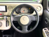 インテリアに合わせたデザインのステアリングは、運転される方のことも考え、運転しやすい形状、大きさです。是非一度、実際に触ってお確かめください。