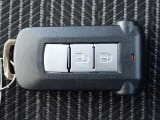 とっても便利なスマートキーシステム装備。携帯するだけでドア等の施錠・開錠・エンジン始動が可能なスマートキーシステムです。