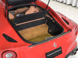 フロントエンジンモデルならではのパッケージングを活かし、大きなガラスハッチを開けると、旅行用カバンやゴルフバッグを十分に収納できる広大なラゲッジスペースが現れます。