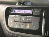 【オートエアコン】一度お好みの温度に設定すれば、車内の温度を検知し風量や温度を自動で調整。暑い&hellip;寒い&hellip;と何度もスイッチ操作をする必要はありません。快適な車内空間には必須の機能ですね♪