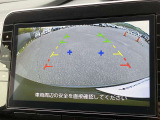 シフトレバーを「R」にすると、後方の映像をモニターに表示。