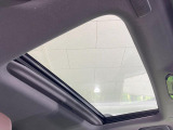 【サンルーフ】開放感たっぷりの希少装備、サンルーフが装着されています!車内に明かりを取り入れたり景色を楽しむ以外にも、車内の空気も簡単に換気できて快適です!