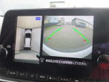 自車を真上から見下ろすように映し出すので周囲の状況が分かるアラウンドビューモニター搭載。フロントカメラとしても使用できます。車庫入れなど苦手な人の頼りになる助っ人です。
