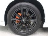 235/50R20ランフラットタイヤ&専用アルミホイールを装着しています。