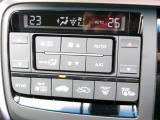 オートエアコンは左右席で独立温度コントロールが可能です。運転席はキンキンに冷やして助手席はマイルドにと言った設定が可能です。暑さ寒さでケンカすることもなくなりますね。