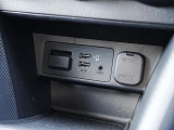 CD/DVD再生プレーヤーとフルセグTVチューナーは非搭載ですが、USB端子やAUX端子は備えています。