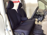 女性でも運転がしやすいように、シートの高さ調整機能(シートリフター)がついています。運転席と助手席の間が空いている為、助手席側への移動がスムーズです。交通量の多い道でも助手席側から乗り降りができます。