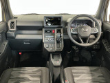 【インパネ】運転のしやすさを最優先に設計された見晴らしの良いフロントビュー。車両間隔が掴みやすく狭い道でも安心♪「安全」と「品質」を最優先に、安心してお乗りいただけるクルマを提供いたします。