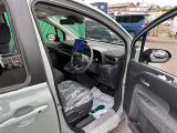 【運転席】座り心地が良いシートなので長時間の運転でも快適にお過ごしいただけます。新品のフロアマットのご注文も可能です。掲載箇所以外にご希望の写真がございましたらお気軽にお問い合わせ下さい。