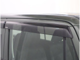 ドアバイザーが既に付いています☆ 車内に熱がこもらないようにしたい時や換気したい時など少しだけ窓を開けておきたい時にとても便利です♪