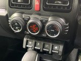 【オートエアコン】一度お好みの温度に設定すれば、車内の温度を検知し風量や温度を自動で調整。暑い&hellip;寒い&hellip;と何度もスイッチ操作をする必要はありません。快適な車内空間には必須の機能ですね♪