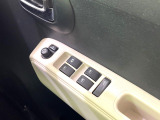 【電動格納ミラー】サイドミラーは電動格納式となっており、狭い駐車場でもキズがつくリスクを抑えられます。
