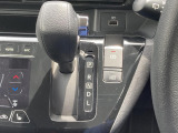インパネシフトならハンドルからの移動距離が短く操作もスムーズ!また、足元が広くなりすっきりしますので、大柄な方でも快適にお過ごしいただけます。
