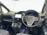 運転席まわりです。 各操作スイッチは使いやすい位置に配置されてます。