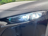 【LEDヘッドライト】悪天候や夜間走行時も良好な視界を確保し安心して運転できる高輝度LEDヘッドライトを装備!点灯速度が早く、消費電力も抑えられています。