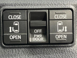 【両側パワースライドドア】スマートキーや運転席のスイッチで後席両側スライドドアの開閉が可能♪電動だから力を入れてドアを開ける必要が無く、小さなお子様でも簡単に開け閉めでき快適です♪