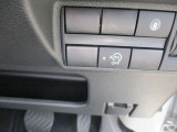 アイドリングストップ機能付です。特別な操作をしなくても、普段通りの運転をするだけで、エコドライブができる機能です。OFFボタンがありますので、必要に応じて使い分けてください。