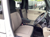 フィット感のあるシート。しっかりと支えてくれるので、長時間の運転を快適にサポートしてくれます。アームレスト付き。長距離ドライブも快適に過ごせます。
