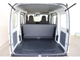 高さがあり広々とした荷室です。お仕事用の道具やアウトドアレジャー用品など色々な荷物をしっかり積むことが出来ます☆
