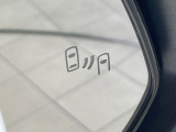 【ブラインドスポットモニター】走行中、ドアミラーの死角になりやすい箇所に後続車が接近するとサイドミラーのレンズに警告を表示!ドライバーに注意喚起をしてくれます。