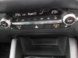運転席と助手席で設定温度が変えられるデュアルオートエアコン。また運転席&助手席シートヒータとステアリングヒーターも装備。