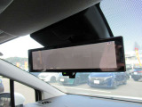 スマートルームミラーも付いています。後方ピラーや荷物、後席に同乗している方や曇りなど視界が遮られた場合でも後方カメラからの映像で安全確認をすることができます。