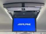 【後席モニター】家族や友人とお出かけする機会が多い方に大人気の後席モニターを装備!見やすい位置に画面がありテレビやDVDの視聴も快適!友達もお子様も、後席にしか乗らなくなるかも??