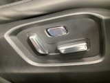 運転席にはパワーシートを装備!シート位置を記憶するメモリー機能付きなのでご夫婦で2名分セットすると便利です♪