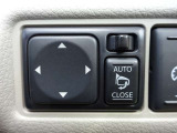 【電動格納ドアミラー】狭い駐車場で便利な電動格納ドアミラーが付いています。