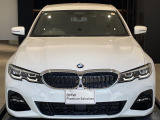 【キドニーグリル】BMWの代名詞。一目見ただけでBMWであると認識できる確固たるアイコンとして存在感を放ちます。キドニーグリルは80年以上続く伝統の形でございます。変わらないこだわりのデザインです