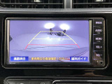 こちらのバックカメラは画面にラインが表示されておりますので、バック時のクルマの進行方向の目安になります。より高いレベルで車庫入れをサポートする、便利な機能ですね。