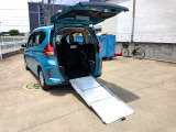 スロープを出せば車椅子を乗せることができます。電動で引っ張れますので安心です。(リモコン付き)