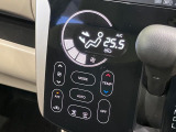 【オートエアコン】一度お好みの温度に設定すれば、車内の温度を検知し風量や温度を自動で調整。暑い&hellip;寒い&hellip;と何度もスイッチ操作をする必要はありません。快適な車内空間には必須の機能ですね♪