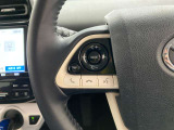 運転中、オーディオの操作をしてて、ハッとしたことはありませんか?ステアリングスイッチは、運転中でもハンドルでオーディオの操作が可能です。安全なドライブをサポートします。