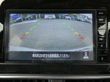 ギアを『R』に入れた後、カメラボタンを2回押すと、ナビ画面に後方の映像を映してくれるので、駐車がし易くなります。