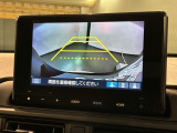 リバースギアに入れるだけで後方の表示へ切り替わります。夜間や雨の日の駐車も楽になりますよ。