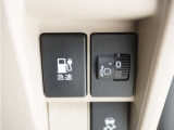 充電口はフロントグリル部に配置。充電器とつないでも、充電ケーブルがドアの前を通りにくくなります。センターピラーレスの足元もスッキリだから、積み降ろしや乗降をスムーズに行うことができます。