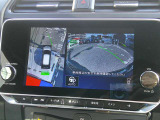 空から見下ろすような視点で、スムースな駐車と安全確認をサポートします。