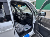 【運転席】座り心地が良いシートなので長時間の運転でも快適にお過ごしいただけます。新品のフロアマットのご注文も可能です。掲載箇所以外にご希望の写真がございましたらお気軽にお問い合わせ下さい。