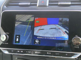 バックギアに入れると、空から見下ろすような視点で、スムースな駐車と安全確認をサポートします。