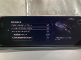 カメラが車線を認識してはみ出しそうになるとステアリングアシストが介入するレーン・キープ・アシストシステムを装備しております。お好みで作動・非作動の設定も可能です。