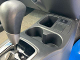 運転席と助手席の間には、カップホルダーも装備して、ドリンクを飲みながら、ドライブを楽しめます。