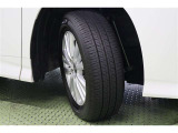 タイヤサイズ 205/60R16。シルバーメタリック塗装でスッキリとしたデザインの純正アルミホイールを装着しています。