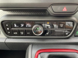 【オートエアコン】車内温度を感知して自動で温度調整をしてくれるのでいつでも快適な車内空間を創り上げます。