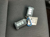 インテリジェントキー 持っていればドアノブのボタンを押せば施錠や施錠を解除 エンジンスタートボタンを押せばエンジンスタートといちいちポケット(鞄からキーを出さなくても良いんです)