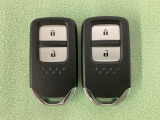 スマートキーを装備しています。鍵を差し込むことなくドアロックの開け閉めと、スタートボタン操作でのエンジンスタートができます。スペアキーも同じものを用意しております。