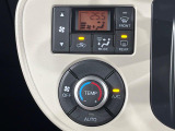 【オートエアコン】一度お好みの温度に設定すれば、車内の温度を検知し風量や温度を自動で調整。暑い&hellip;寒い&hellip;と何度もスイッチ操作をする必要はありません。快適な車内空間には必須の機能ですね♪
