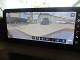 自車を真上から見下ろすように映し出すので周囲の状況が分かるアラウンドビューモニター搭載。フロントカメラとしても使用できます。車庫入れなど苦手な人の頼りになる助っ人です。