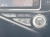 【オートエアコン】一度お好みの温度に設定すれば、車内の温度を検知し風量や温度を自動で調整。暑い&hellip;寒い&hellip;と何度もスイッチ操作をする必要はありません。快適な車内空間には必須の機能ですね♪